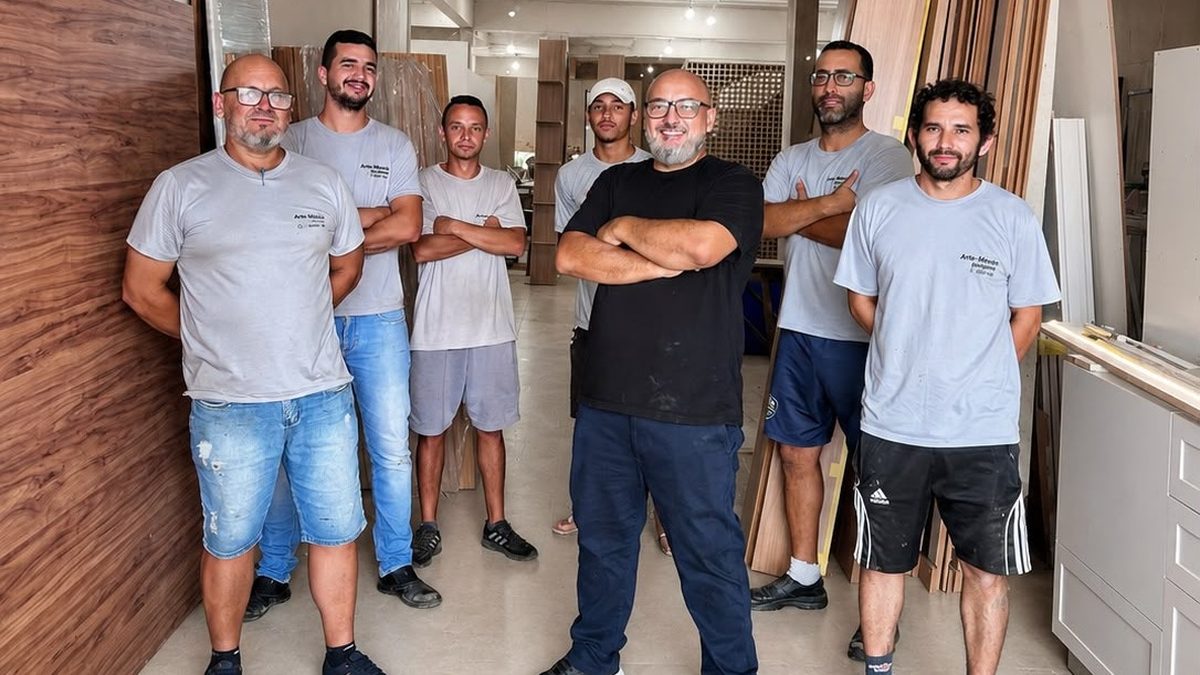 Equipe da Arte Móveis Planejados na marcenaria em São Francisco do Sul