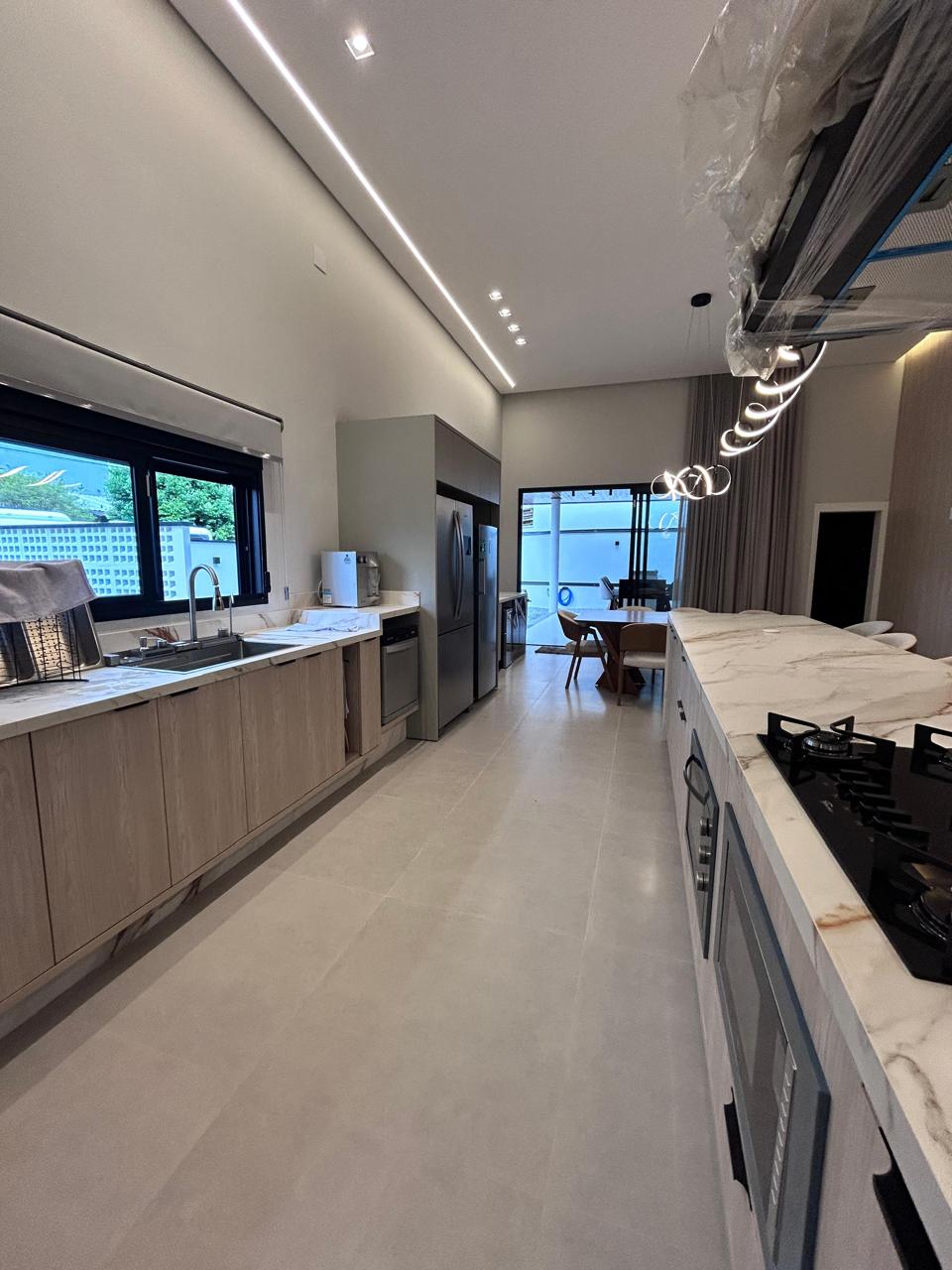 Cozinha planejada com bancada e balcão
