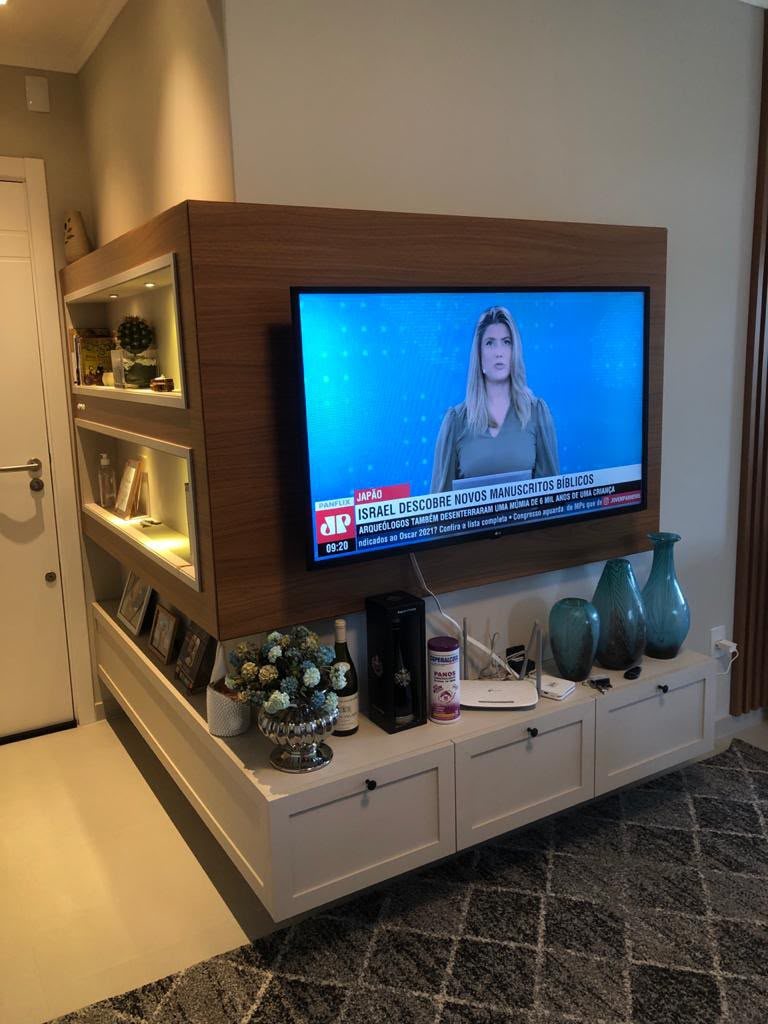 Painel de TV planejado com nichos iluminados